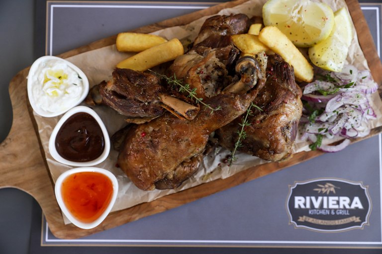 Γνωρίστε τις υπέροχες γεύσεις του «Riviera Kitchen & Grill»