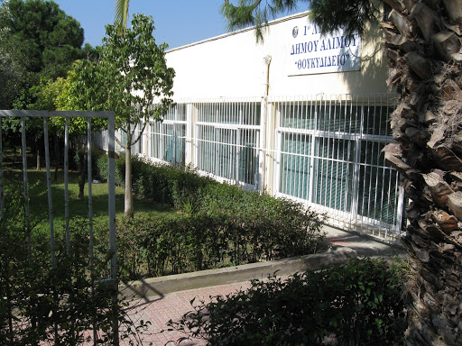 Άγνωστοι κλείνουν με λουκέτα τις πόρτες του 1ου Λυκείου Αλίμου