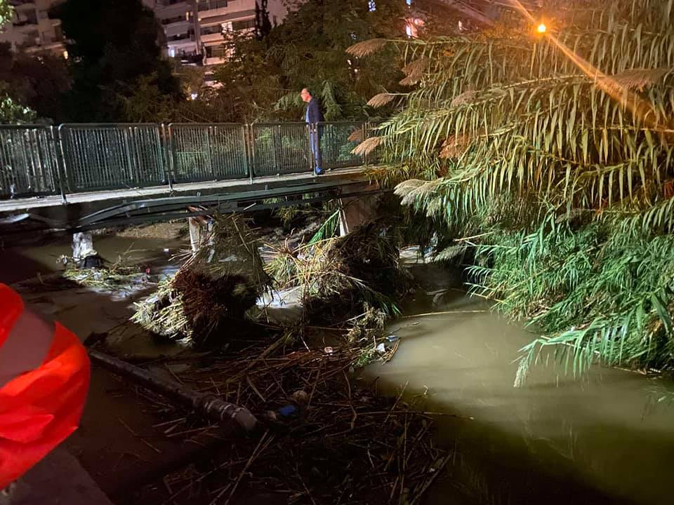 Ο Δήμος Αλίμου καθαρίζει τα φερτά υλικά από το ρέμα της Πικροδάφνης
