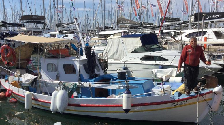 Από το ψάρεμα δεν μπορεί να ζήσει μια οικογένεια μας λέει ο κύριος Χαράλαμπος