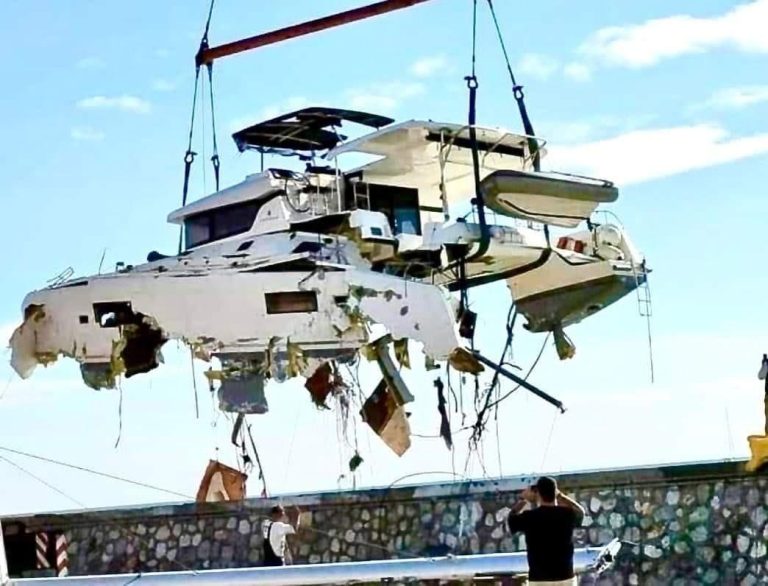 Καταστράφηκε το σκάφος που έπεσε πάνω στα βράχια εξαιτίας των καιρικών συνθηκών