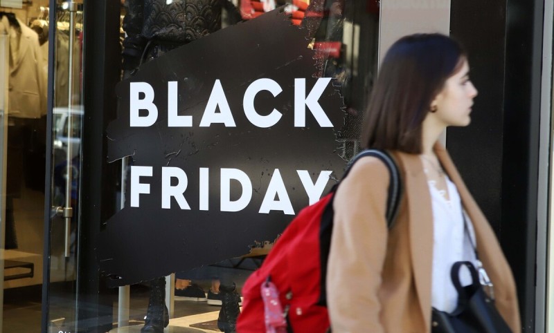 Πότε «πέφτει» η Black Friday και τι πρέπει να προσέξουν οι καταναλωτές