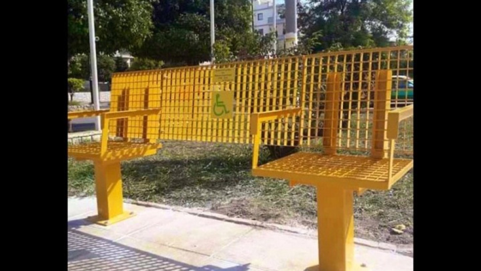 Παγκάκι για ΑμεΑ στον δήμο Ηλιούπολης