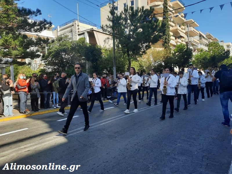 Με χειροκροτήματα ξεκίνησε η πρώτη παρέλαση μετά το ξέσπασμα της πανδημίας