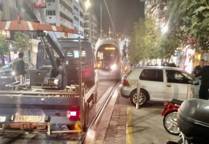 Πειραιάς: Ξεκίνησαν τα δοκιμαστικά δρομολόγια μετ' εμποδίων -Γερανός σήκωσε ΙΧ από τις γραμμές