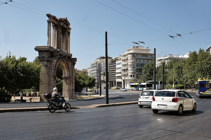 O Δήμος Αθηναίων διαψεύδει πως θα μπουν διόδια στο κέντρο της Αθήνας αλλά και τα σενάρια για πεζοδρόμηση της Πανεπιστημίου
