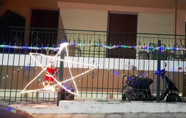 Τα πρώτα σπίτια του Αλίμου ξεκίνησαν να στολίζονται