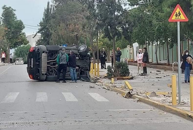 Τροχαίο ατύχημα έξω από το 5ο Δημοτικό Σχολείο Αλίμου