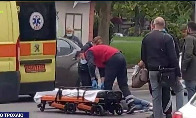 Ατύχημα στη Συγγρού: Μηχανή χτύπησε κι εκσφενδόνισε γυναίκα στο αντίθετο ρεύμα