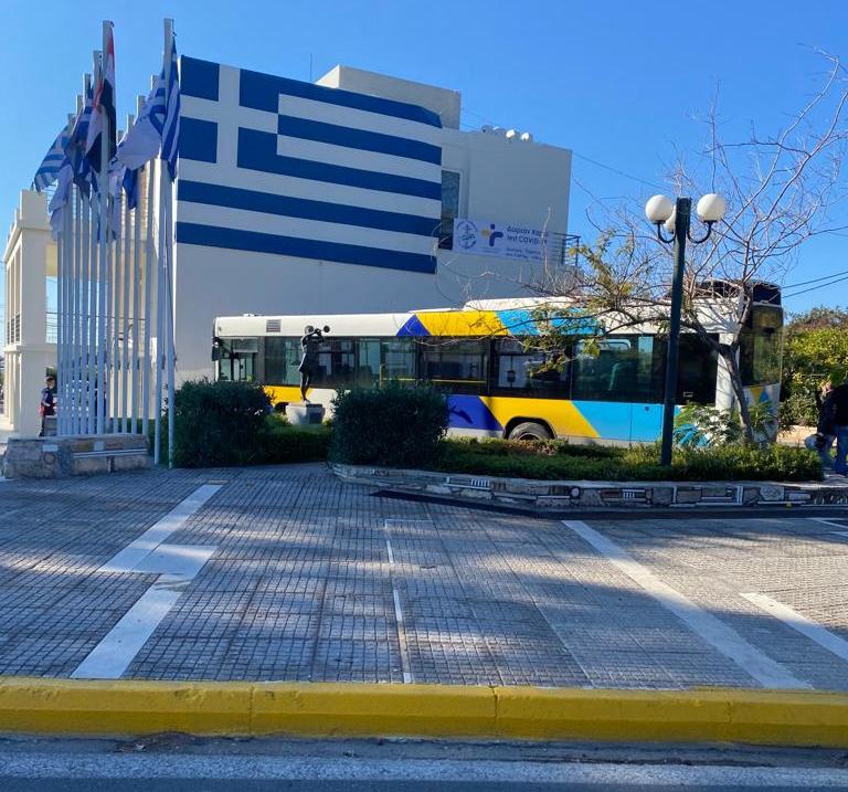 Σοβαρό τροχαίο στη Γλυφάδα – Λεωφορείο κατέληξε στον προαύλιο χώρο του Παλαιού Δημαρχείου