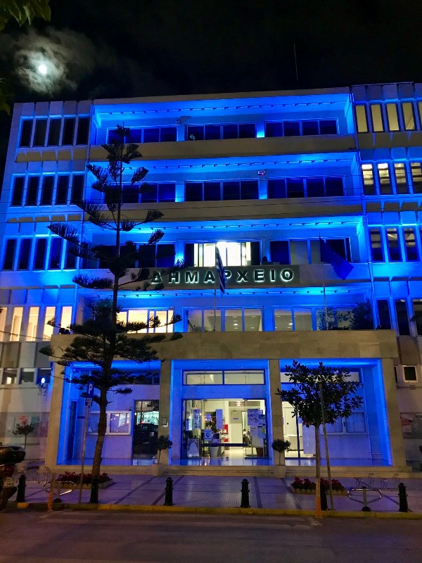 Το Δημαρχείο Αγίου Δημητρίου «ντύθηκε» μπλε για την Παγκόσμια Ημέρα Παιδιού