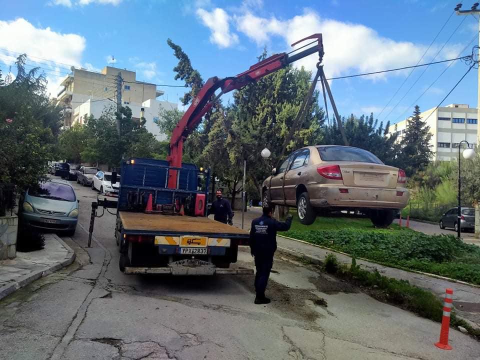 Συνεχίζεται η απομάκρυνση εγκαταλελειμμένων αυτοκινήτων από τους δρόμους του Αλίμου