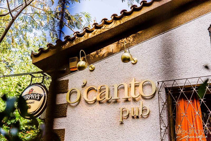 Η cozy σάλα της O’ Canto Pub μας περιμένει τώρα που «έπιασαν τα κρύα»
