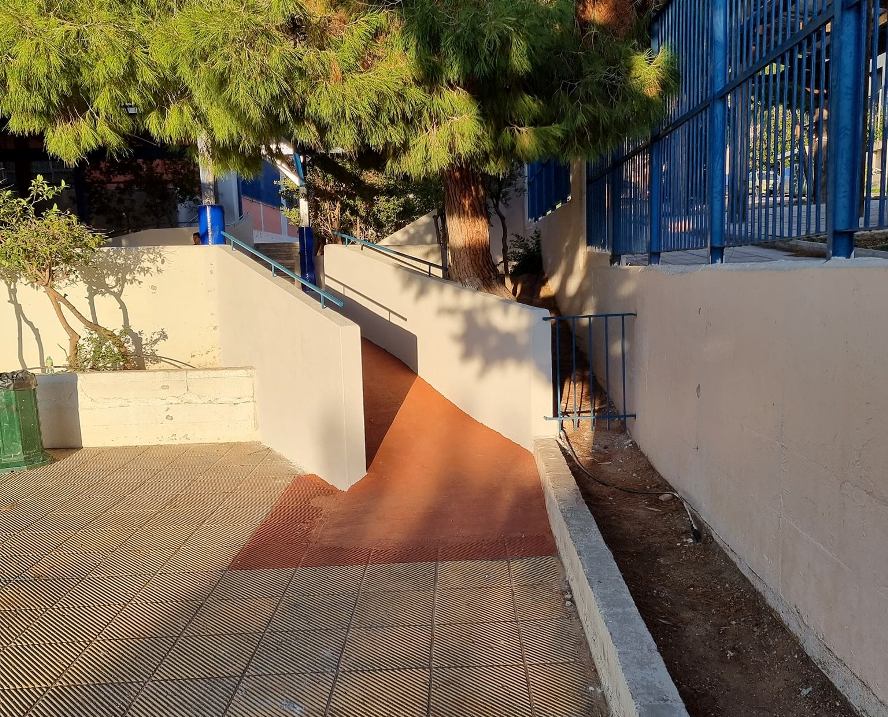 Ράμπες στο 8ο Δημοτικό Γλυφάδας για τη μικρή Φαίδρα