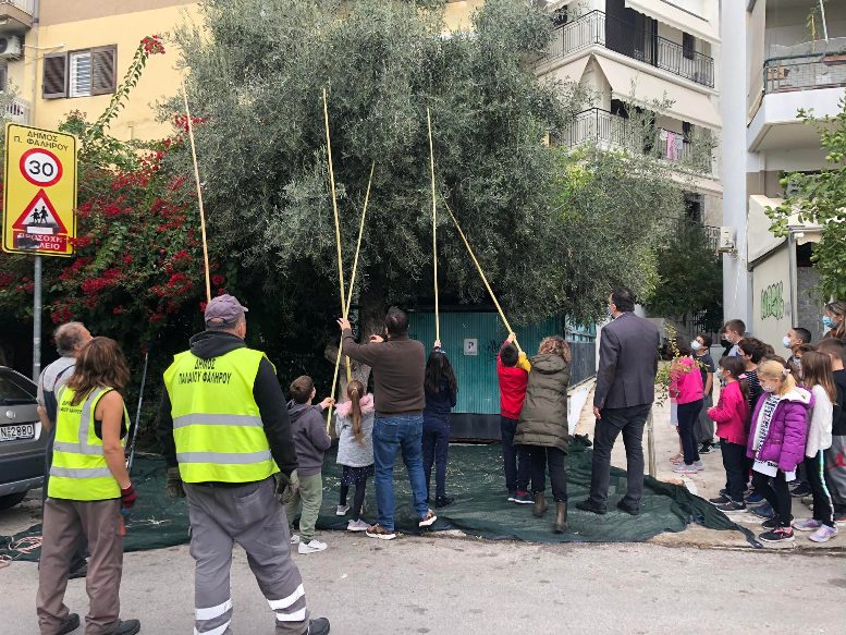 Μαθητές του Παλαιού Φαλήρου βοηθούν στο λιομάζωμα