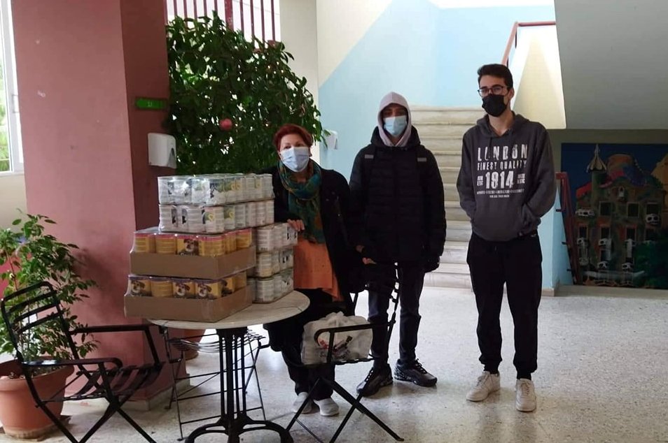 Η γατούλα του 4ου Λυκείου υιοθετήθηκε και τα παιδιά συγκέντρωσαν τροφές για τα αδεσποτάκια της πόλης μας