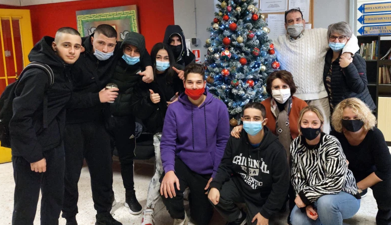 Το ΕΠΑΛ Αλίμου στόλισε το χριστουγεννιάτικο δέντρο του