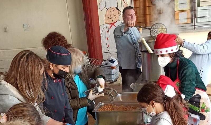 Διοργανώθηκε ένα μεγάλο «Γεύμα Αγάπης» στον Δήμο Ελληνικού – Αργυρούπολης