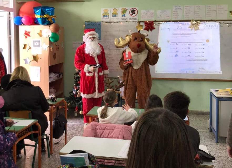 Ο Άγιος Βασίλης και ο Ρούντολφ «επισκέφτηκαν» τους μαθητές του 2ου και 7ου Δημοτικού
