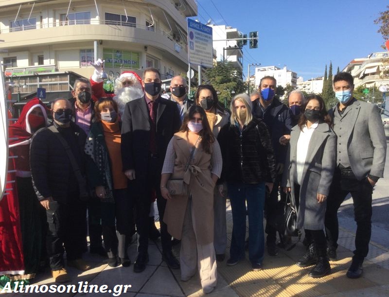 Οι χριστουγεννιάτικες ευχές του Δημάρχου Αλίμου στην αγορά που βρίσκεται στο Άνω Καλαμάκι