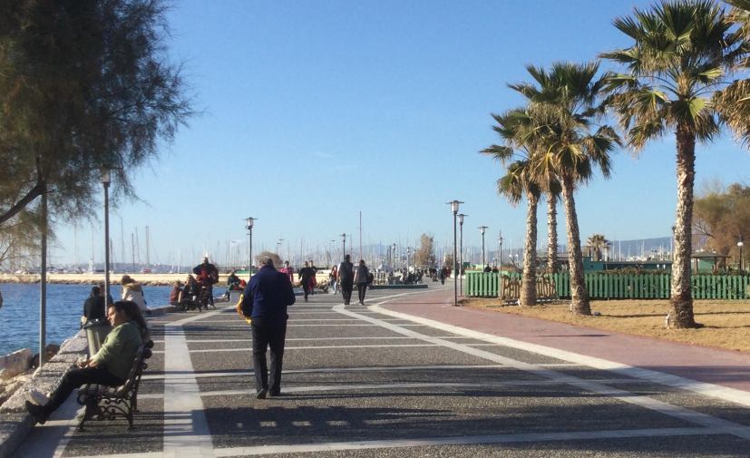 Βουτιές και βόλτα στην παραλία για τους Αλιμιώτες σήμερα εξαιτίας της καλοκαιρίας