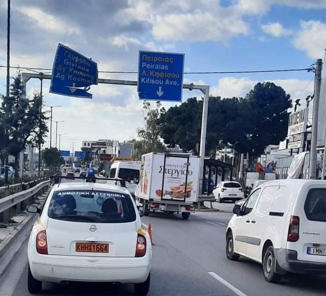 Φορτηγό ξέχασε να κατεβάσει την καρότσα και «ξήλωσε» πινακίδα της Περιφέρειας