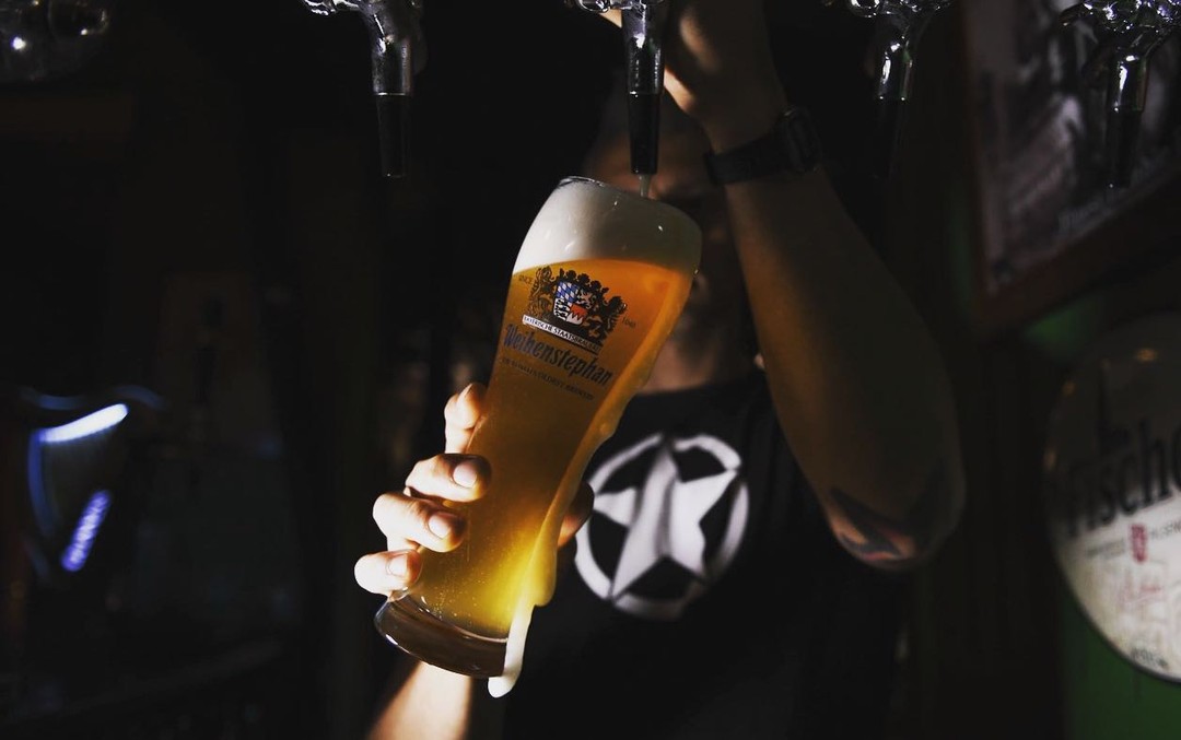 Σαββατόβραδο με την παρέα στην αυλή της O’ Canto Pub