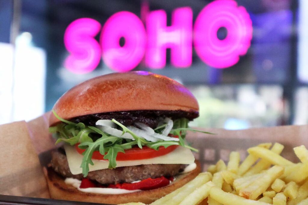 Τα «Soho Burgers» του Δημήτρη Σκαρμούτσου, ήρθαν στα Νότια Προάστια