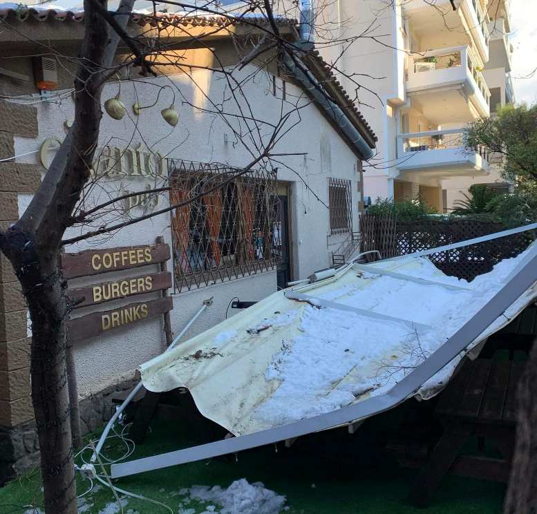 Υποχώρησε από το χιόνι  το σκίαστρο της O’ Canto Pub