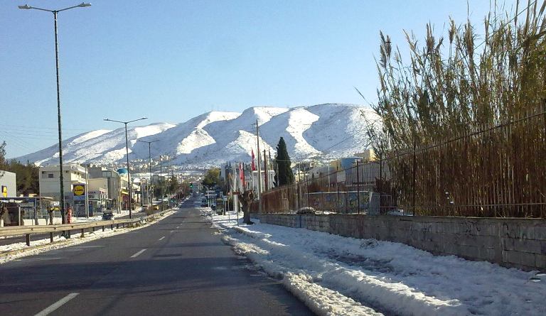 Ανεβαίνοντας τη λεωφόρο Αλίμου αντικρύζεις τον κατάλευκο Υμηττό