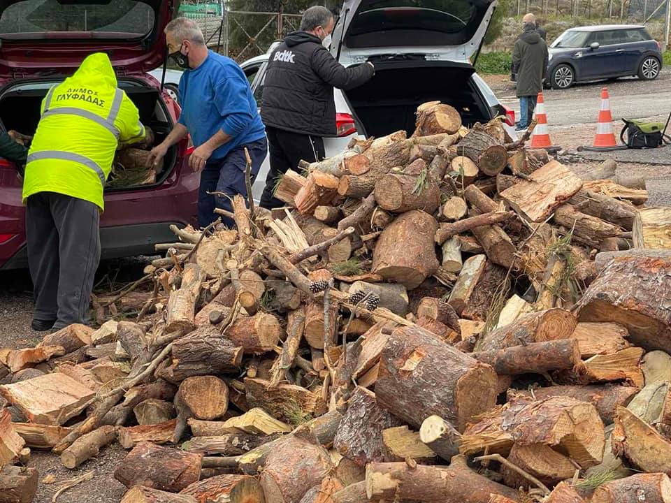 Δωρεάν διανομή ξυλείας στη Γλυφάδα: Πάνω από 7.000 αιτήσεις σε δύο ημέρες