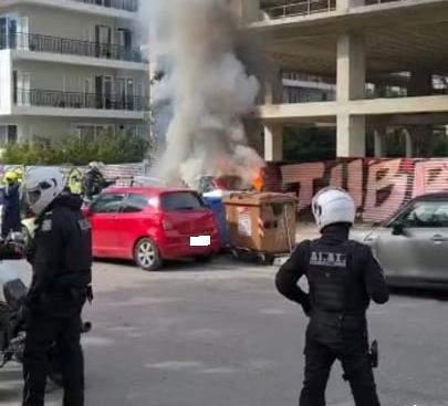 Αυτοκίνητο τυλίχτηκε στις φλόγες σε κεντρικό δρόμο της Γλυφάδας