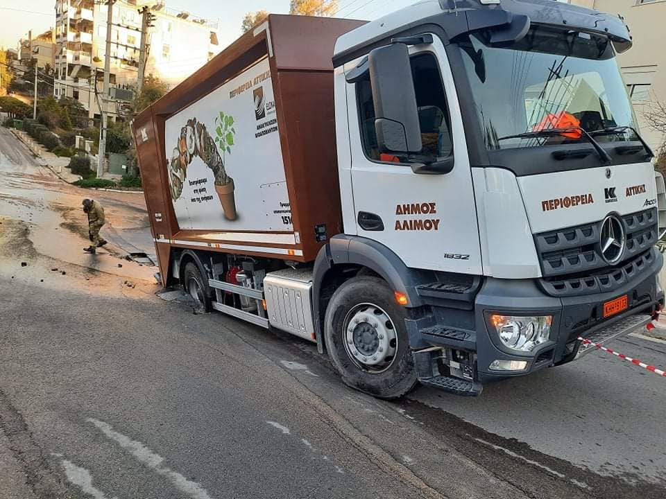 O δρόμος «κατάπιε» το απορριμματοφόρο του Δήμου Αλίμου – Η καταγγελία του Ανδρέα Κονδύλη για την ΕΥΔΑΠ και το Φυσικό Αέριο