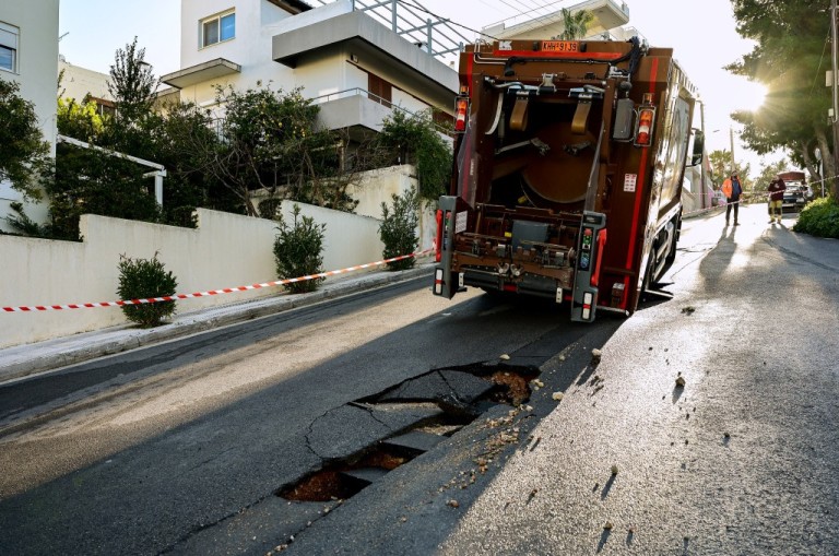 O Δήμαρχος Αλίμου, Ανδρέας Κονδύλης, μίλησε στην ΕΡΤ1 για τη «μάστιγα» των ΔΕΚΟ με αφορμή το περιστατικό με το απορριμματοφόρο