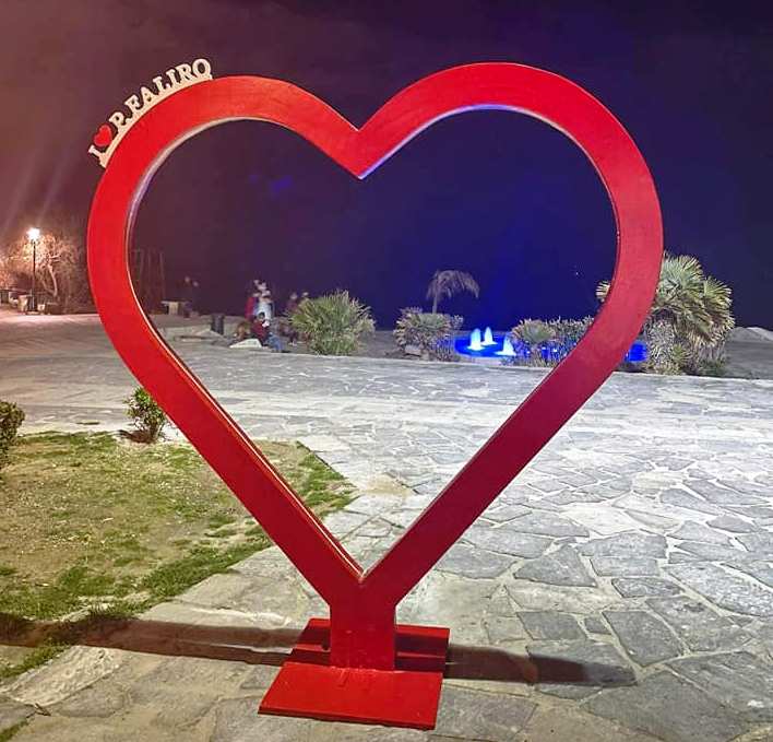 Μία μεγάλη καρδιά «στολίζει» τον Φλοίσβο