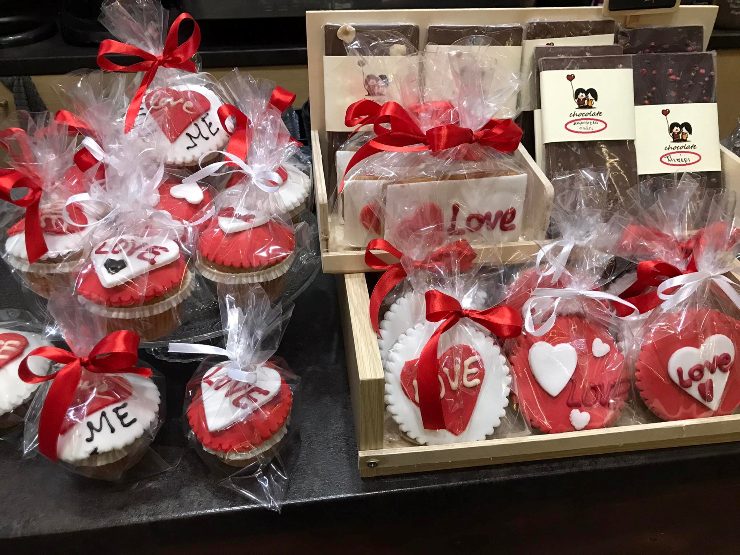 Karpos: Μάφιν και cookies με ιδιαίτερα μηνύματα συνοδεύουν με τον πιο «αγαπησιάρικο» τρόπο τον καφέ σου