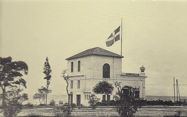 Το Παλαιό Δημαρχείο της Γλυφάδας ονομαζόταν «Τρουβίλ» και ήταν εξοχικό κέντρο