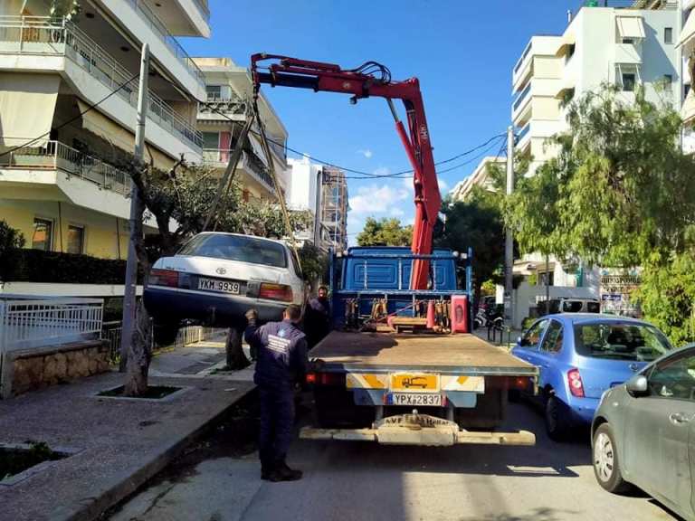 Συνεχίζεται η απομάκρυνση εγκαταλελειμμένων αυτοκινήτων από τους δρόμους του Αλίμου