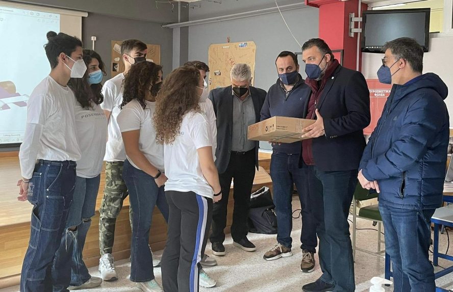 Παλαιό Φάληρο: Ο Δήμος προσέφερε φορητό υπολογιστή στο 4ο Λύκειο για τη συμμετοχή του στο F1 in Schools 