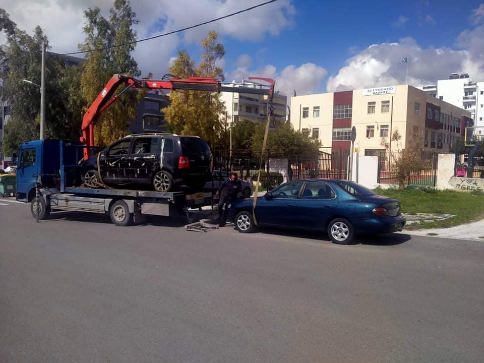 Συνεχίζεται η απομάκρυνση εγκαταλελειμμένων αυτοκινήτων από τους δρόμους του Αλίμου