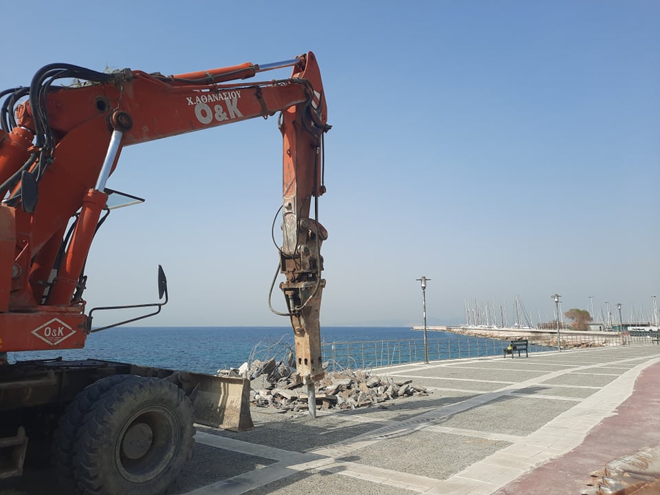 Εργασίες στον παραλιακό πεζόδρομο