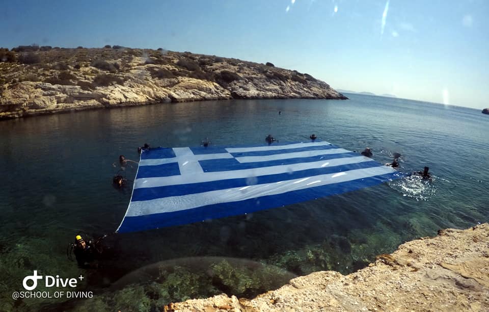 H ελληνική σημαία στα νερά της Βουλιαγμένης
