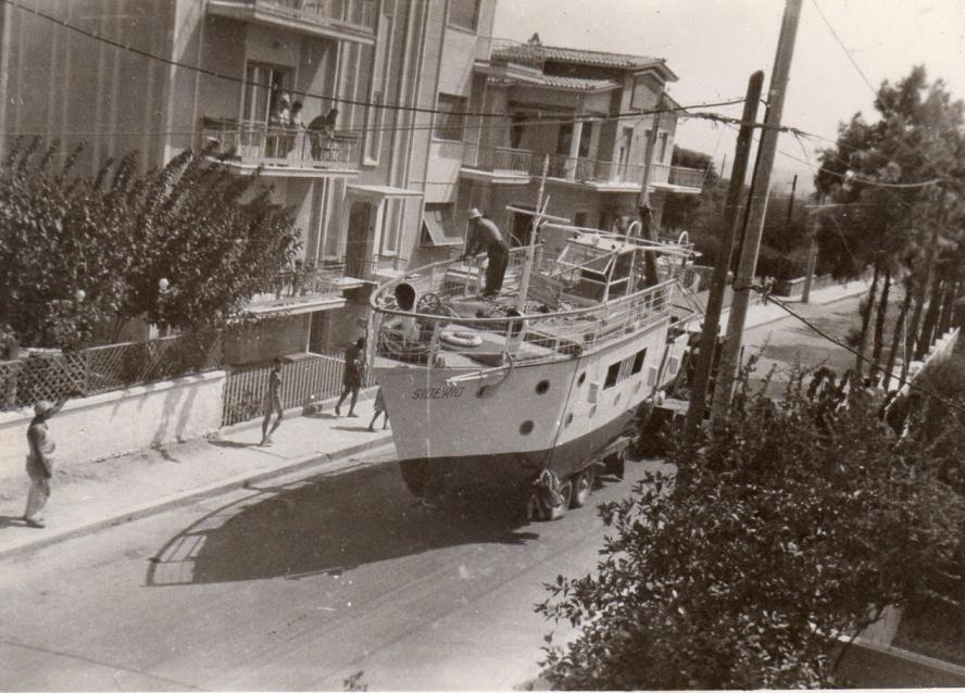 Δεκαετία του '60: Το Siderio διασχίζει την οδό Ανδρούτσου,στο Καλαμάκι, έτοιμο για την πρώτη του πλεύση