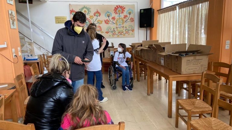 218 ζευγάρια παπούτσια πρόσφερε στην Κοινωνική Υπηρεσία Αγίου Δημητρίου η Ένωση «Μαζί για το παιδί»