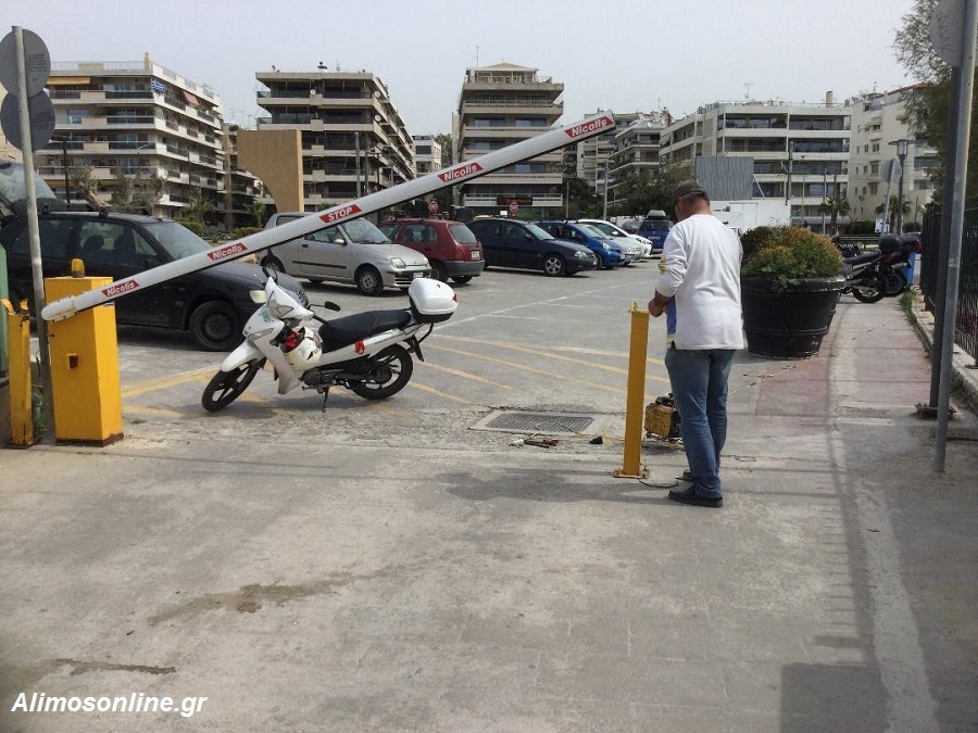 Επισκευή στην μπάρα της παραλίας Aλίμου 
