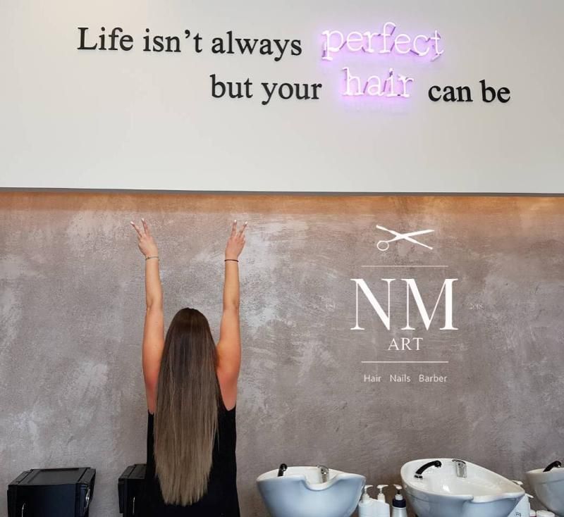 NM Art: Το κομμωτήριο του Αλίμου που έχει ως μότο «Η ζωή μπορεί να μην είναι πάντα τέλεια, αλλά μπορούν να είναι τα μαλλιά σου»