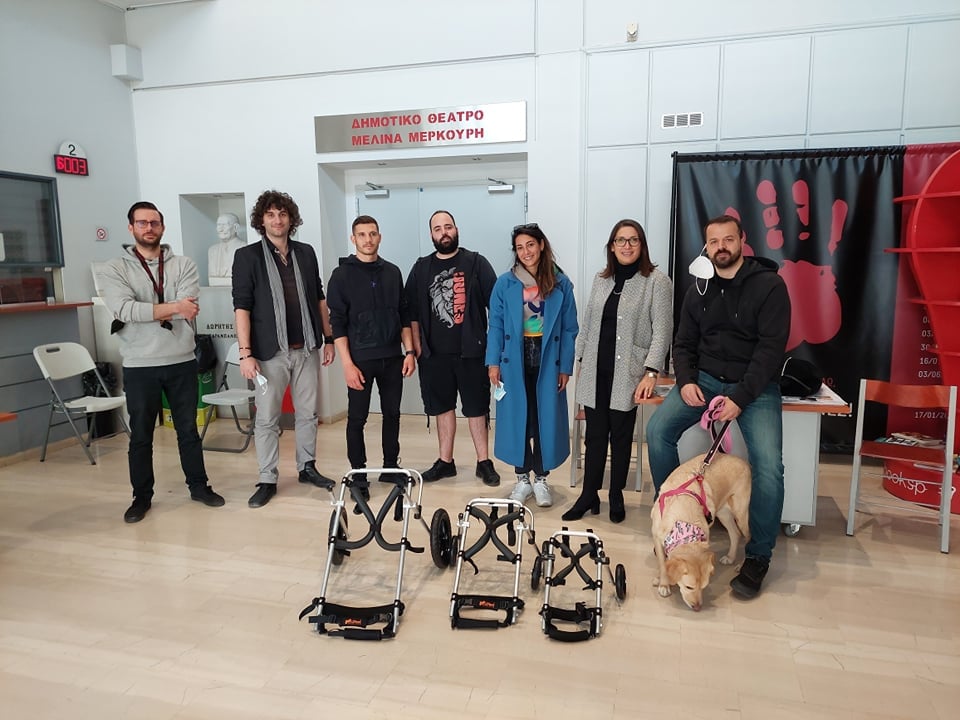 Δωρεά τριών αναπηρικών αμαξιδίων για σκυλάκια προς τον Δήμο Αγίου Δημητρίου