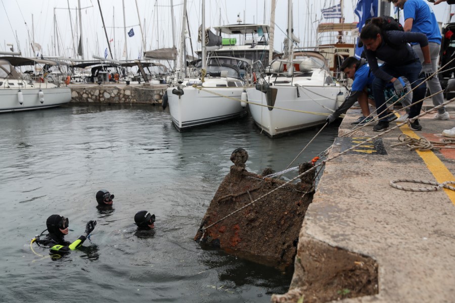 Καρότσια σούπερ μάρκετ, πλαστικά και ένας κάδος απορριμμάτων στον βυθό της Μαρίνας Αλίμου