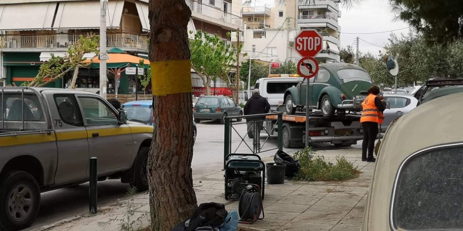 «Καθάρισε» από εγκαταλελειμμένα αυτοκίνητα η οδός Κουμουνδούρου στο Άνω Καλαμάκι