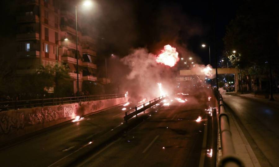 Ανάσταση στον Νέο Κόσμο: Για ακόμα μία χρονιά δεκάδες μολότοφ και βεγγαλικά στους δρόμους